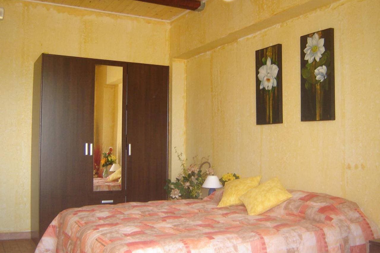 Foto 7 von 9: Twin Room with Private Bathroom