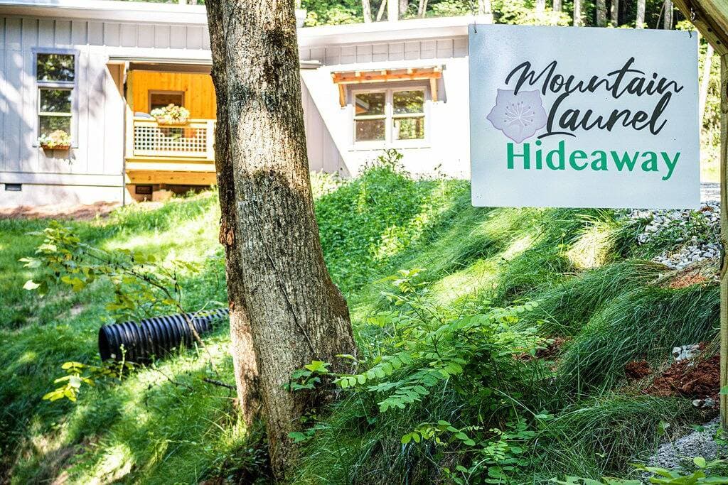 Foto 12 von 22: Modern Smoky Mtn Cabin w/ Hot Tub & Fire Pit | Near Bryson City