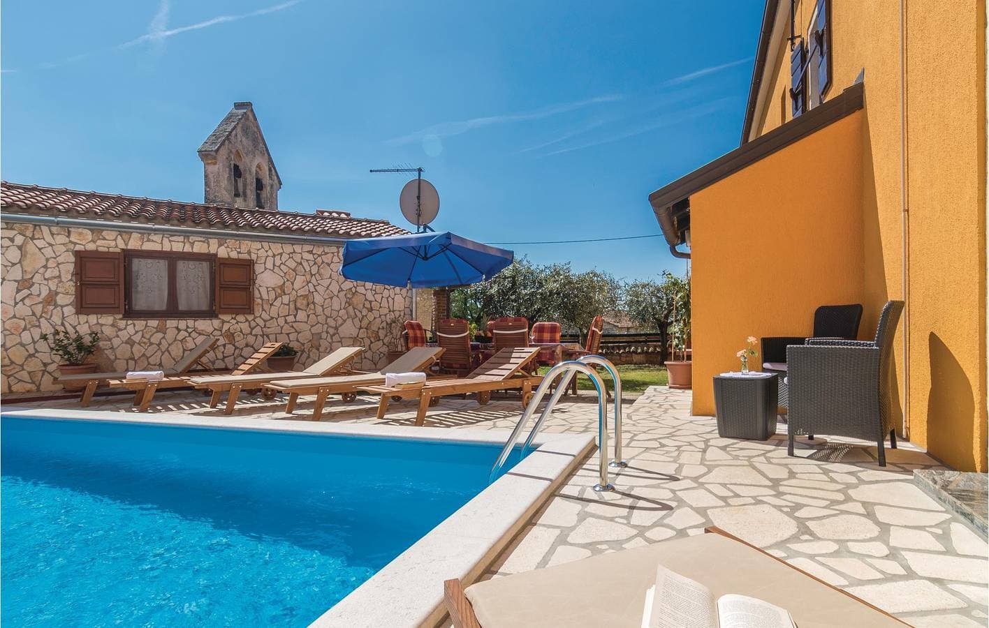Foto 9 von 22: Charmantes Apartment mit Pool und WLAN, nur wenige Schritte von den Restaurants in Barat entfernt