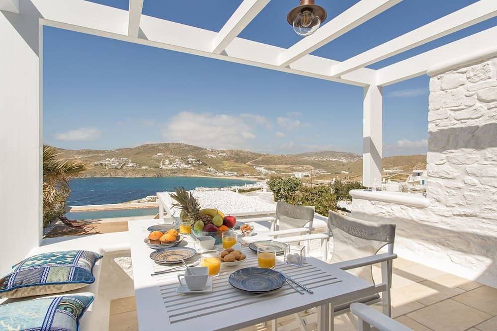 An elegant Villa with infinity pool and a breathtaking sea view 1