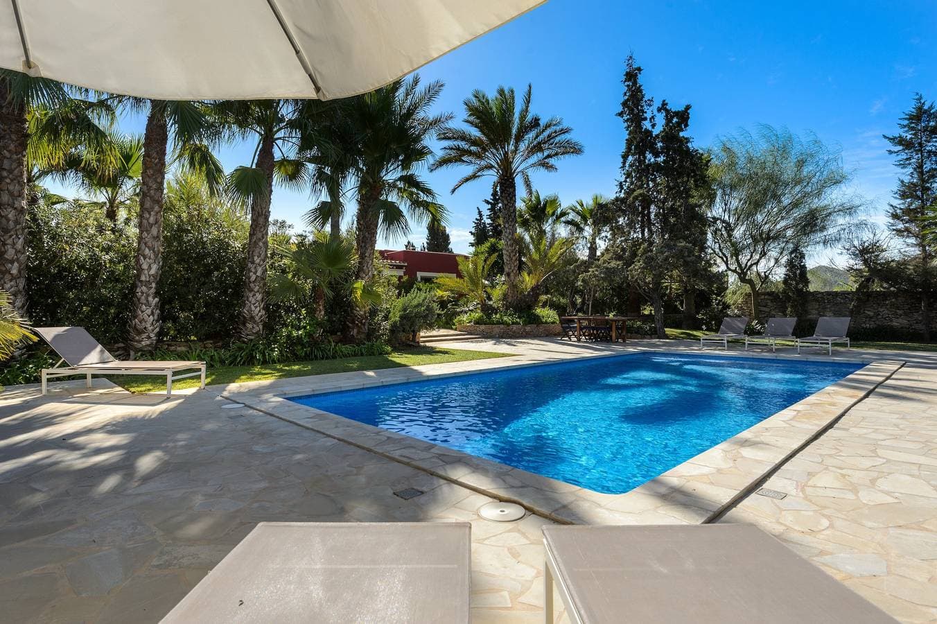 Foto 2 von 35: Wunderschöne Villa La Vila mit Pool, Garten, Terrassen und Klimaanlage