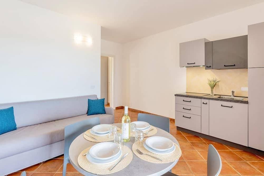 Foto 4 von 12: Two-room apartment of approximately 28 m2, located on the ground floor or first floor with sea view, composed of a living room with kitchenette, double sofa bed, double bedroom (joinable single beds), bathroom, balcony or veranda. Some apartments may hav