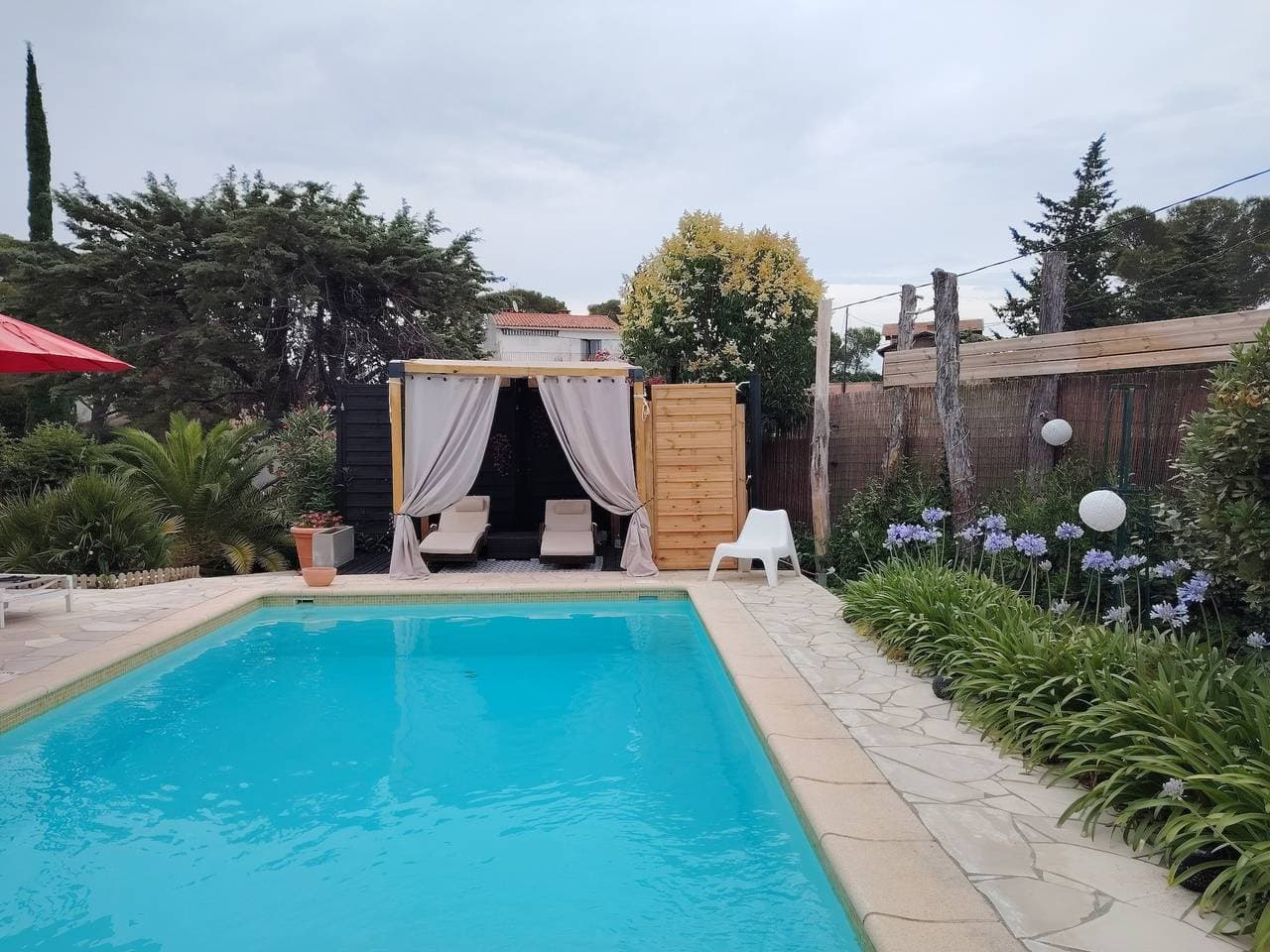 Foto 3 von 39: Appartement 'Ptit Coin De Paradis Plage Peguiere' mit privatem Pool, WLAN und Klimaanlage