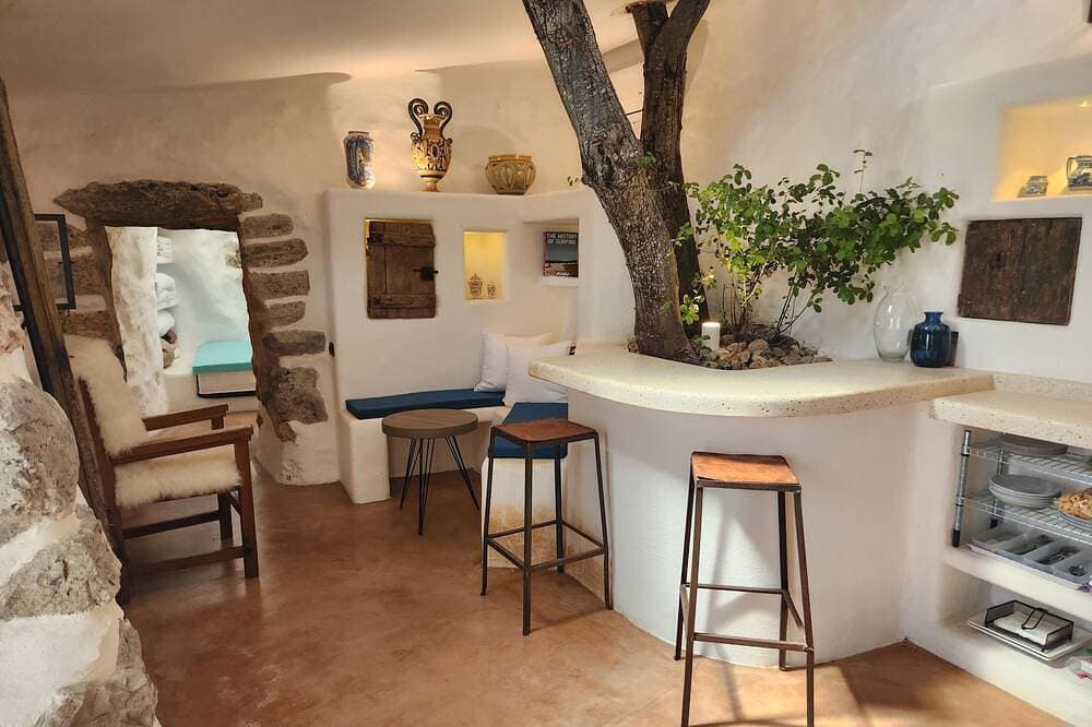 Foto 13 von 30: Paradiso Pajare, a traditional Salento trullo designed with modern amenities.