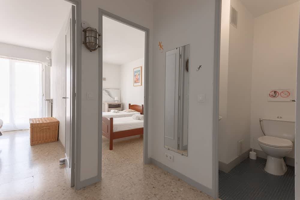 Foto 3 von 30: Cannes beach 400 metres away, Spacious air-conditioned 2-bedroom apartment