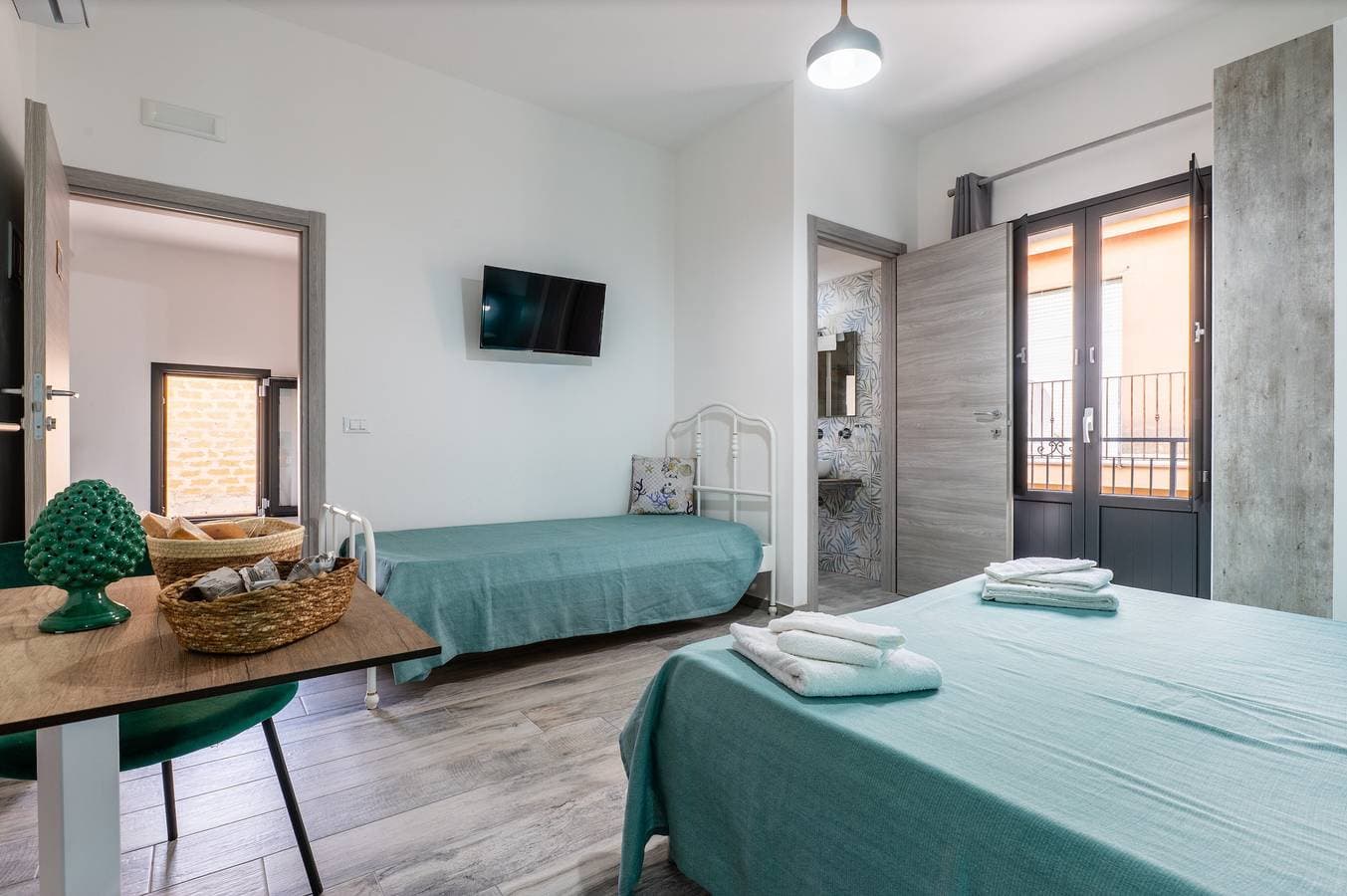Foto 11 von 23: Zimmer 'Perla Marina – Cattedrale di Sale' mit Balkon, WLAN, Klimaanlage und Gemeinschaftsküche
