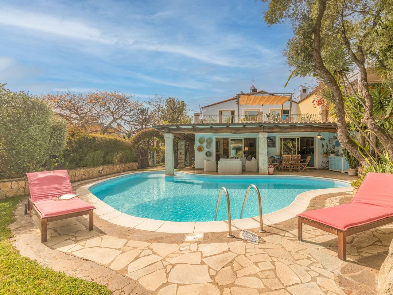 Sehr gemütliche, freistehende, komfortable Villa Surphinia 1