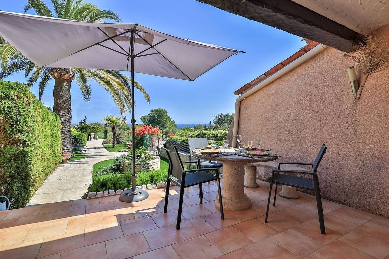 Foto 10 von 17: Provenzalisches Haus für 3 Personen, Terrasse, Garten, Meerblick, Grill