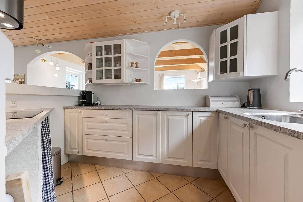 Foto 3 von 28: Charmantes Reetdach-Ferienhaus auf großem Naturgrundstück – nahe der Nordsee und dem Waldspielplatz