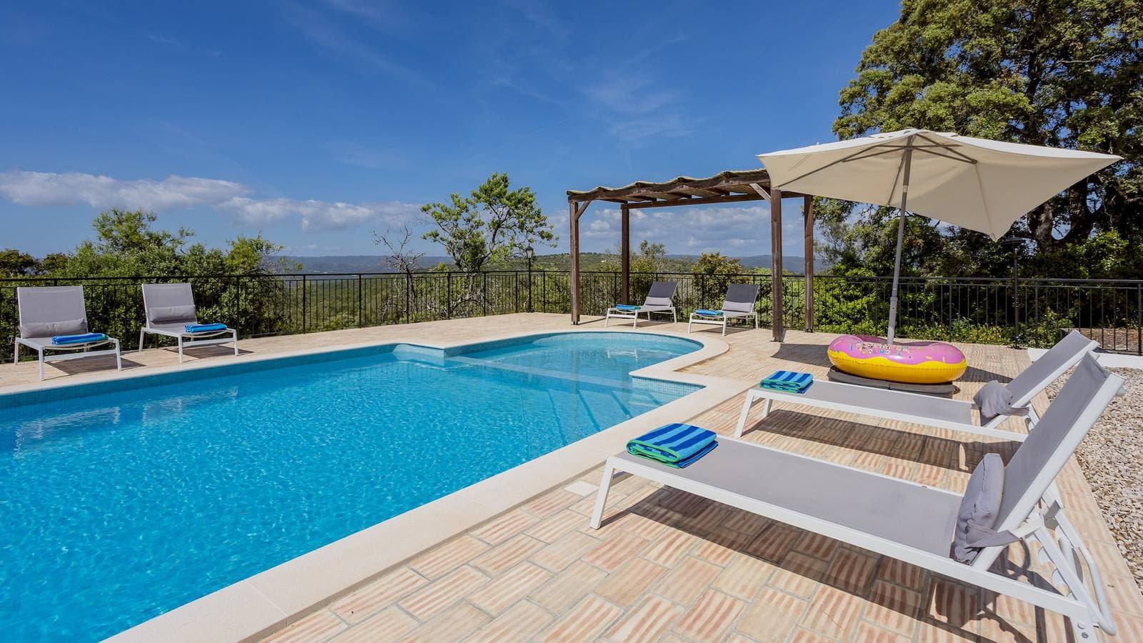 Foto 3 von 43: Villa für 8 Personen mit Garten