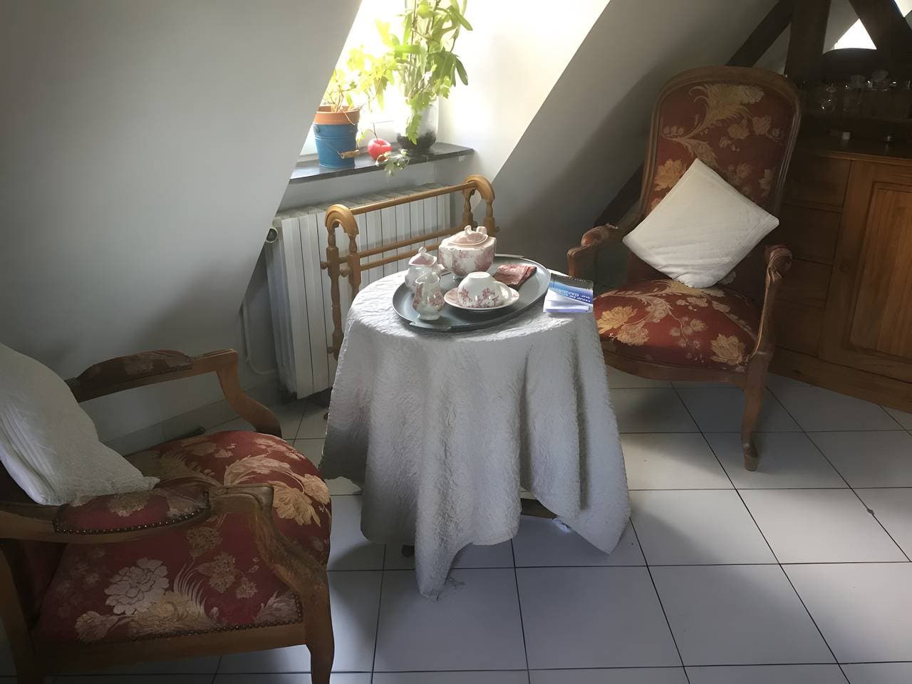 Foto 12 von 25: Zimmer Darjeeling in Les Ormeaux: Seeblick, Gemeinschaftsterrasse & WLAN