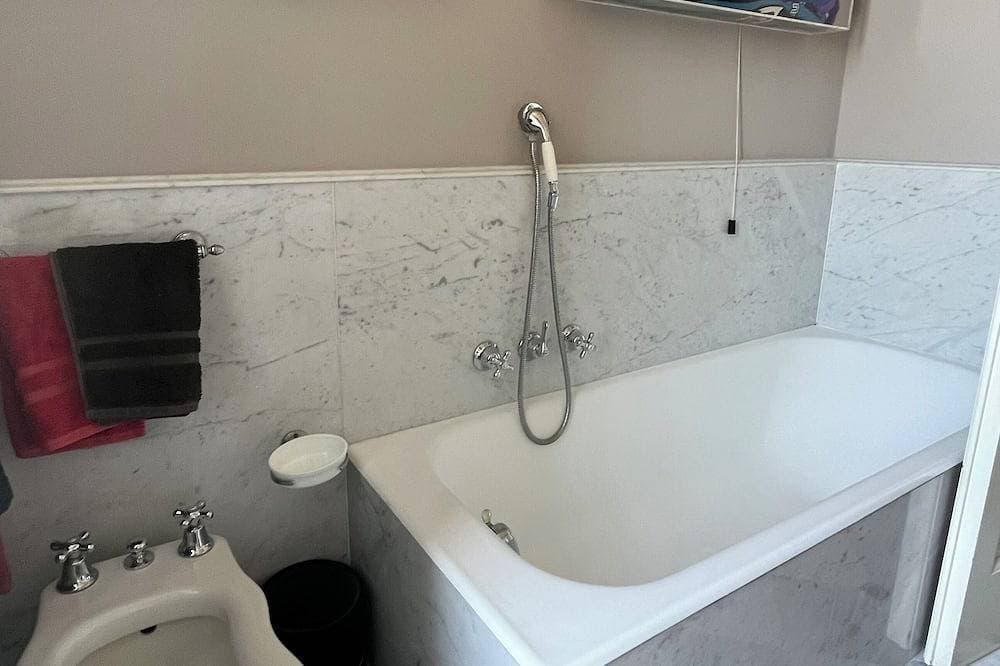 Foto 8 von 26: Artemare room rentals located right in front of the promenade and the sea.