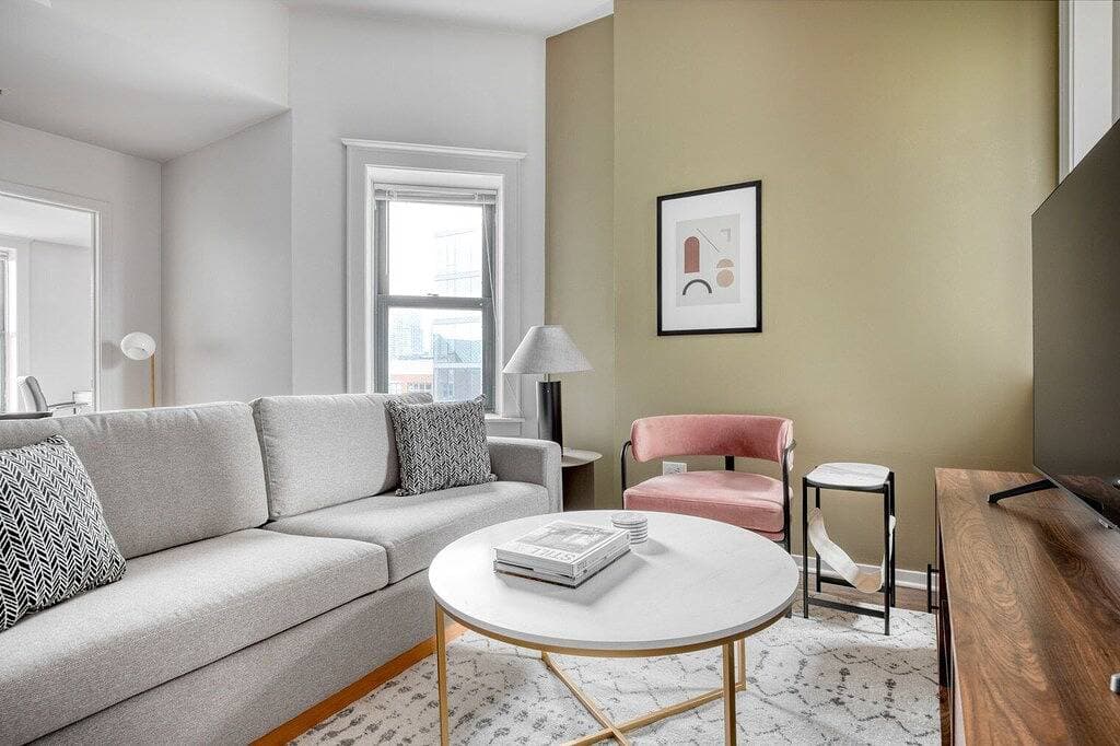 Foto 4 von 17: Upscale South Loop 1Br nr L & Grant Park, by Blueground