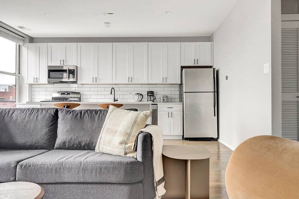 Foto 10 von 20: Airy Lakeview 1Br w/ W/D, 1 block to L, near Wrigley Field, by Blueground
