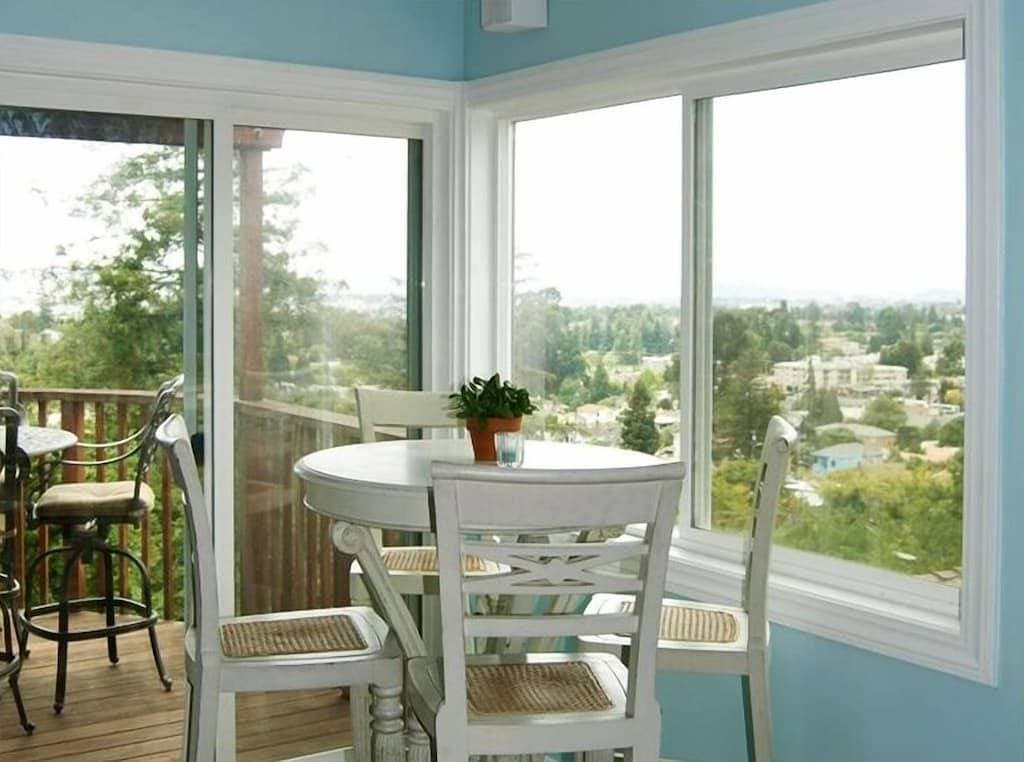 Foto 12 von 32: A peaceful, comfortable Oakland retreat with panoramic San Francisco Bay views