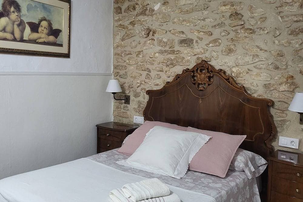 Foto 5 von 24: Rural tourist apartment with spa area. Main Square. Pb. Sant Jordi