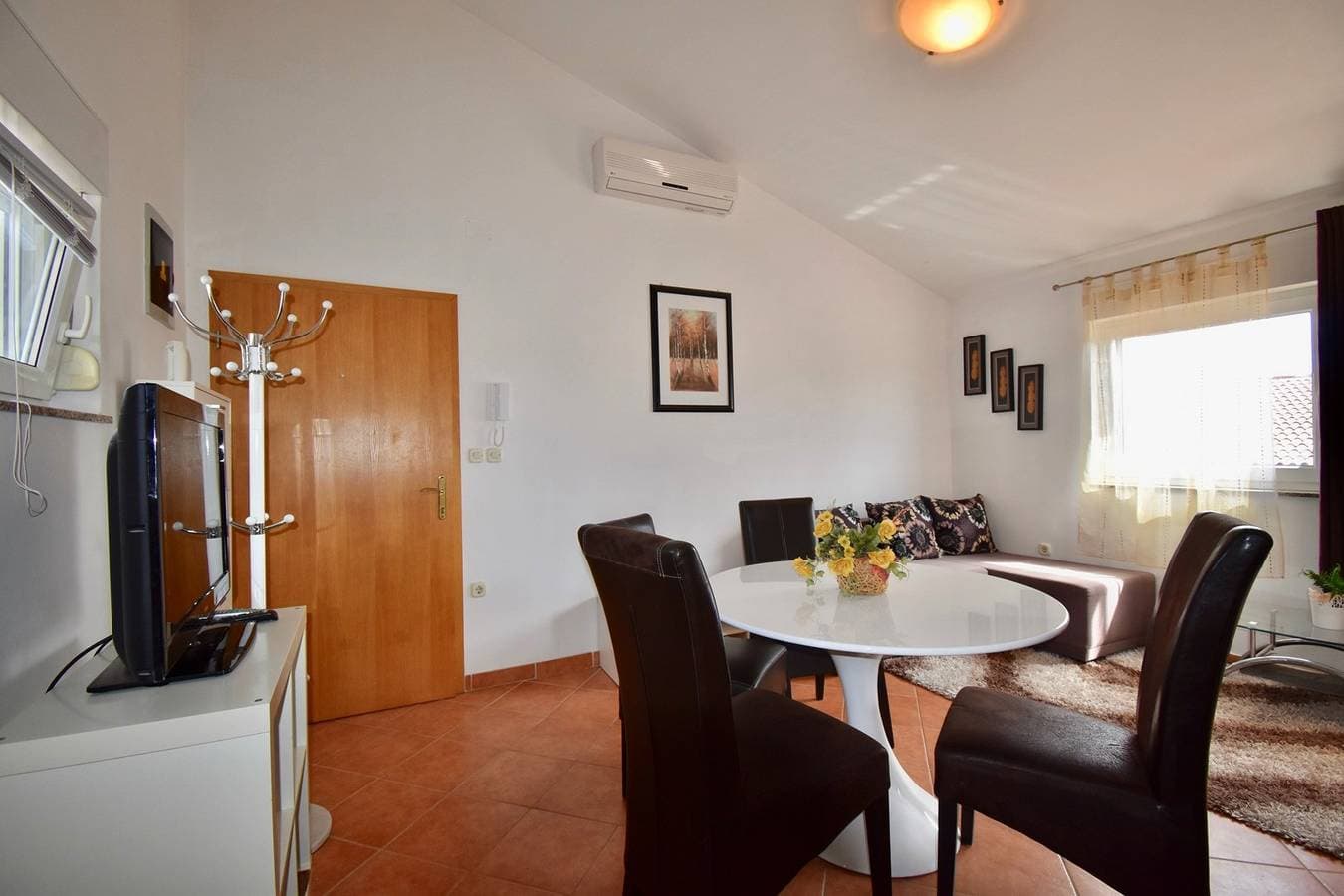 Foto 10 von 24: Comfortable apartment near the Hidrobaza beach