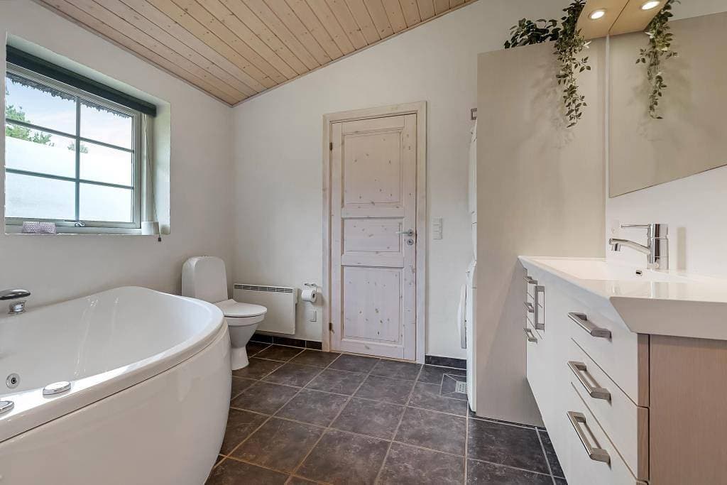 Foto 12 von 22: Skandinavisch eingerichtetes Ferienhaus mit Wellnessbad – 2 Hunde erlaubt