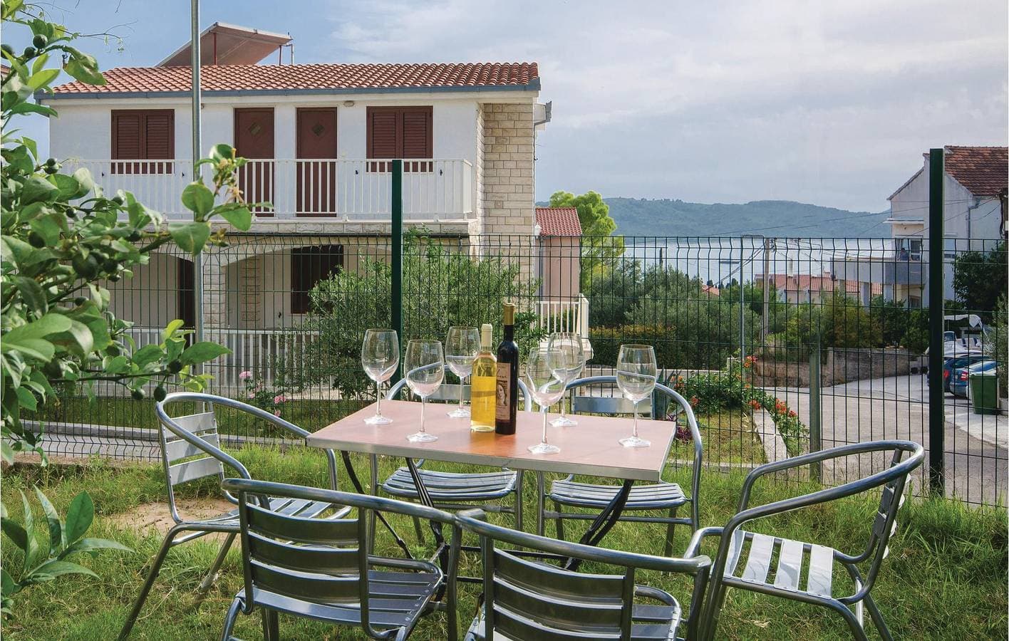 Foto 4 von 17: Gemütliche Ferienwohnung mit Terrasse, Parkplatz und WLAN in der Nähe des Strandes Uvala Bočići