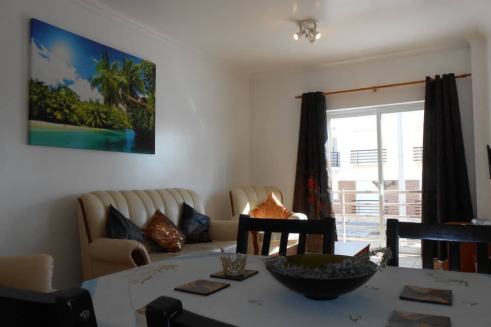 Foto 10 von 21: Geräumige 2 Schlafzimmer Apt mit Air - Con, Swimmingpool, sehr nahe am Strand.