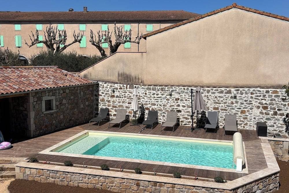Charming, completely renovated family gîte in the heart of an Ardechois village. 1