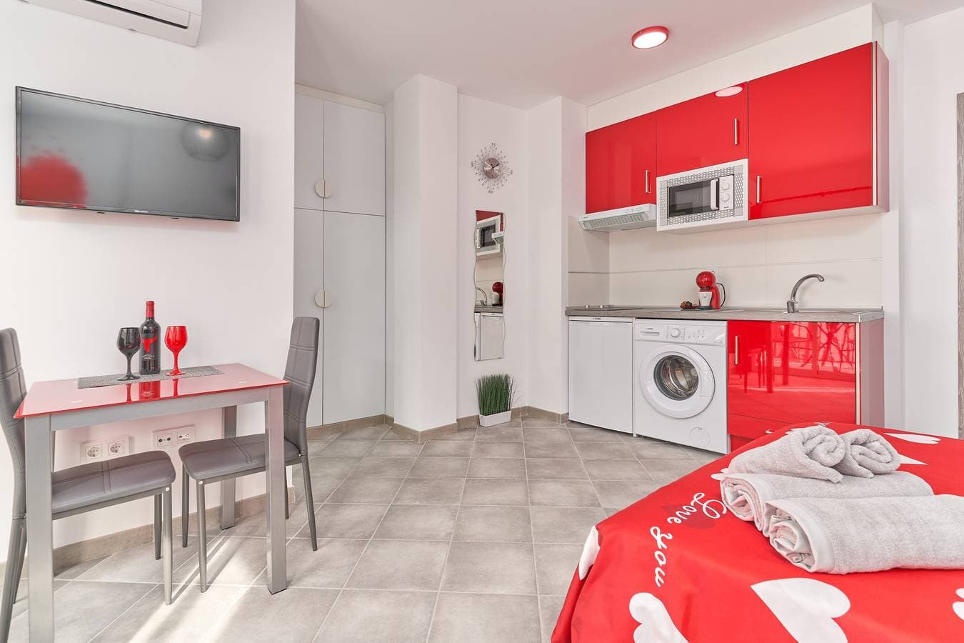 Foto 9 von 31: Einzimmerapartment "Nerja Boutique Deluxe 201" mit Gemeinschaftspool und WLAN