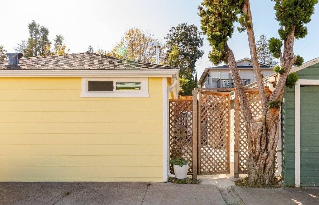 Modern cottage with full kitchen & private patio. Close to great hiking trails! 1