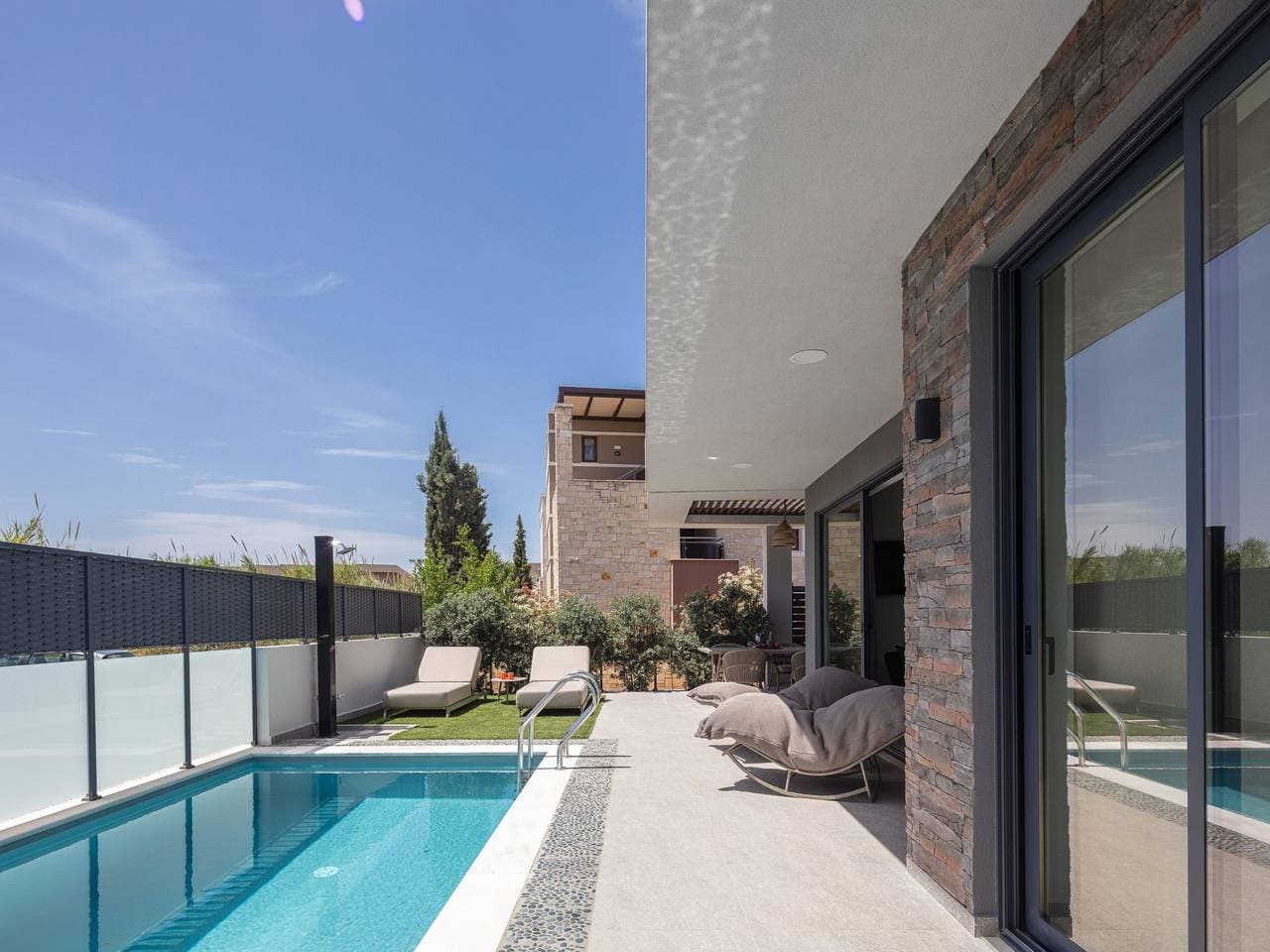 Foto 4 von 26: VillaSaints I - Pool und BBQ, Spaziergang zum Strand