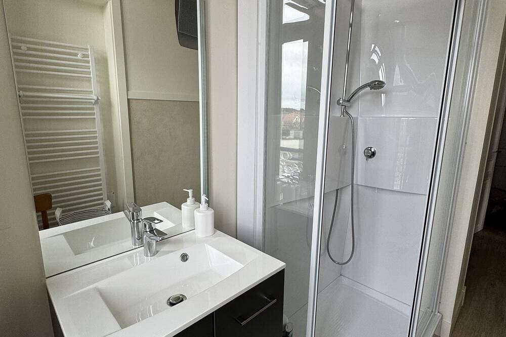 Foto 2 von 30: Waterfront Studio at Gold Beach, Sea View, Private Parking
