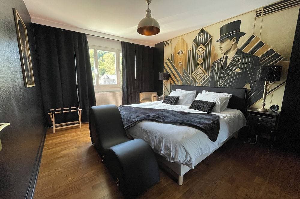 Foto 2 von 13: Le Repaire du Gentleman - Spa, Private Cinema & King-Size Bed • Enclosed Garage