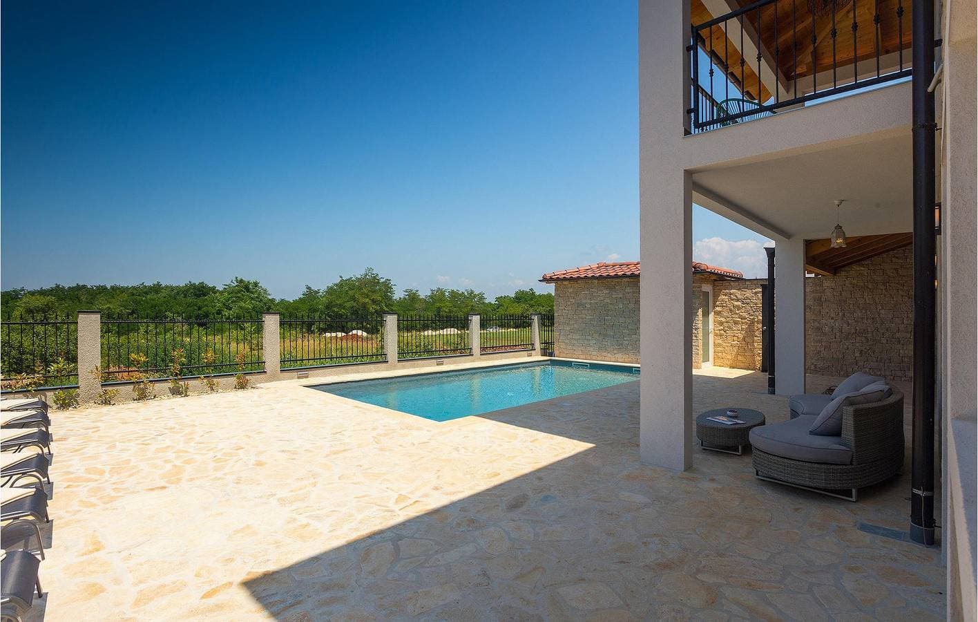 Foto 6 von 57: Geräumige 2-Zimmer-Wohnung mit Pool, WLAN und Parkplatz in der Nähe von Kukci