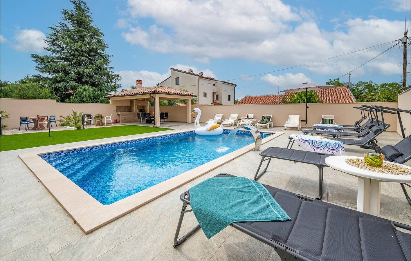 Foto 11 von 29: Reizende Ferienwohnung mit Pool, Terrasse und nur 2 km von Bijela Plaža entfernt