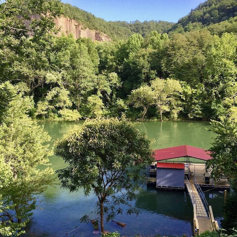 Foto 6 von 25: Kleines rotes Baumhaus auf dem kleinen roten Fluss auf 8 privaten Morgen mit großem Dock