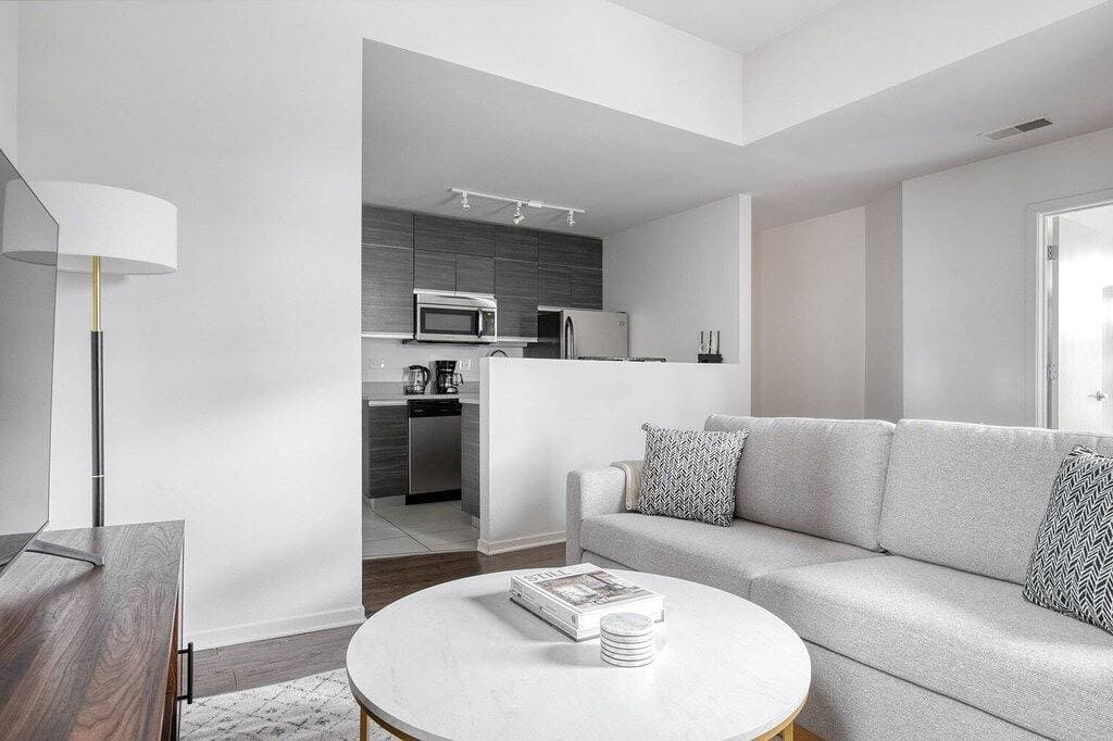 Foto 11 von 17: Upscale South Loop 1Br nr L & Grant Park, by Blueground