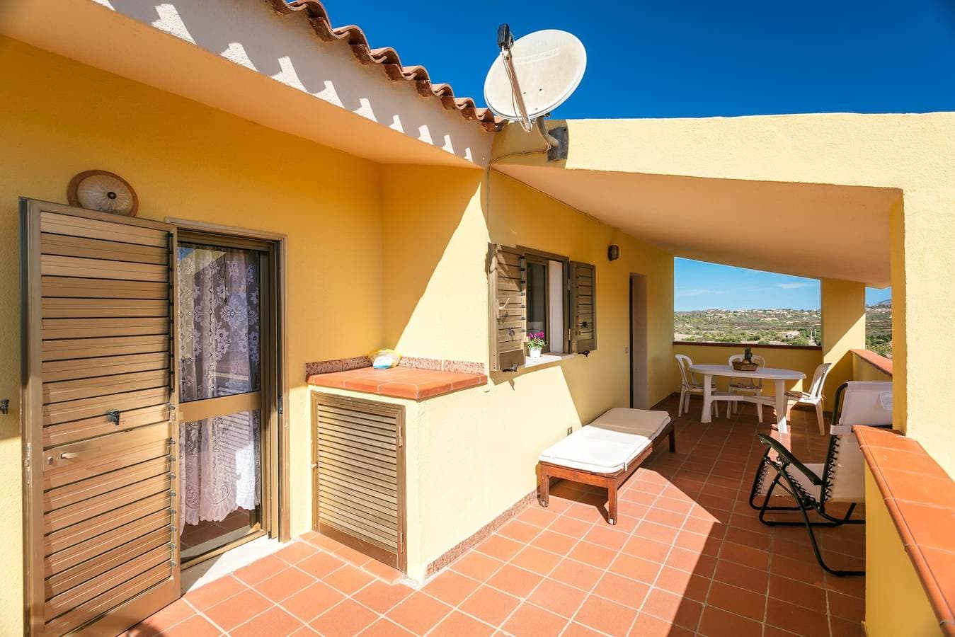 Foto 4 von 26: Ferienwohnung "Casa Relax" mit Blick auf die Berge und das Meer, Garten, WLAN & Terrasse