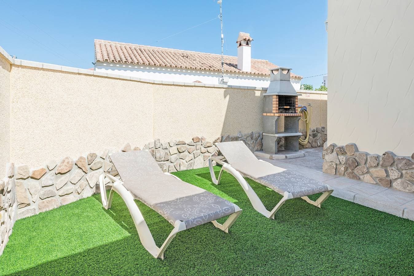 Foto 2 von 24: Klimatisierte Ferienwohnung nahe dem Strand mit Pool, Terrasse, Garten und WLAN