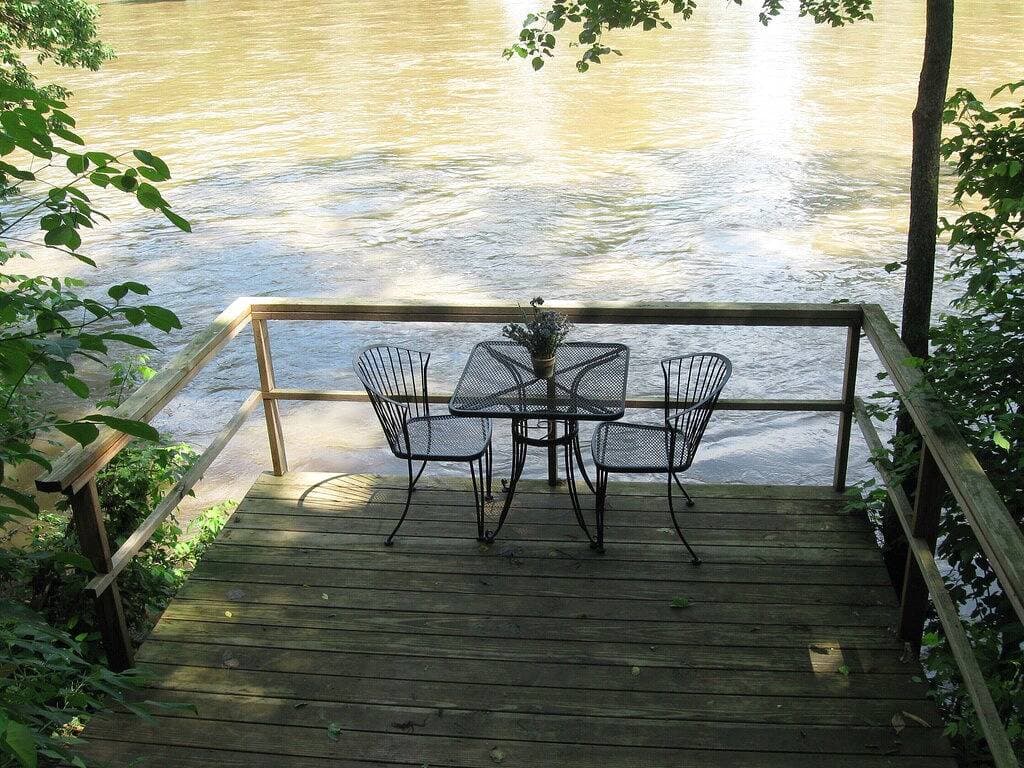 Foto 4 von 32: Vintage River Cabin, Log, Riverfront, Kamin, Dock, Whirlpool, Oberlichter, Charme