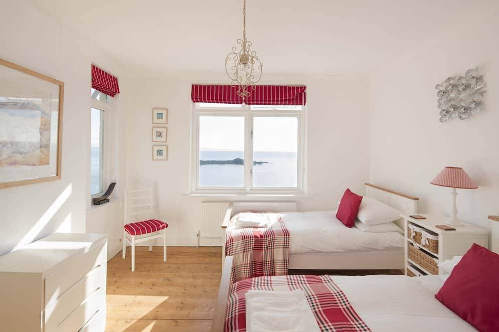 Foto 6 von 30: Spectacular panoramic sea views of Mounts Bay from this light filled home