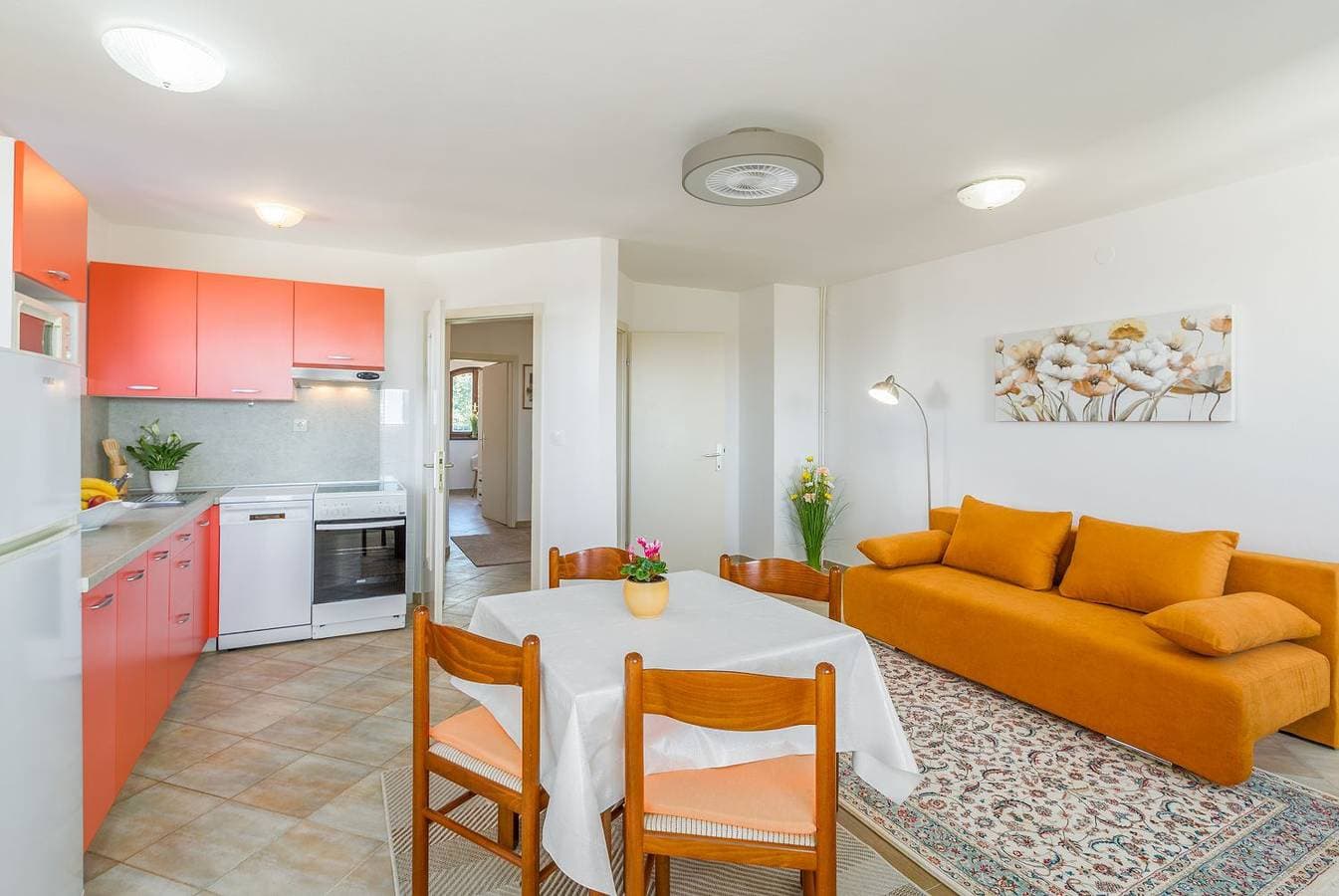 Foto 4 von 21: Idyllisches Apartment nur 250 Meter zum Strand mit Pool, Meerblick, Grillbereich, Liegen