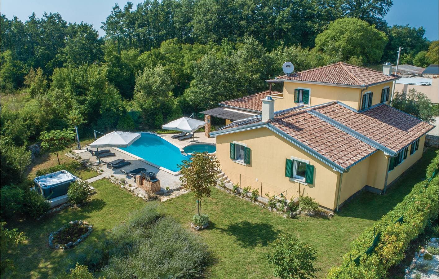 Foto 2 von 47: Geräumige 2-Zimmer-Ferienwohnung mit Pool, WLAN, Klimaanlage und Parkplatz