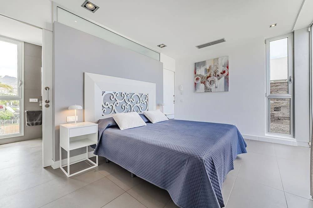 Foto 5 von 28: Modern 5B villa in El Duque, heated pool, wifi, just 250m from the beach