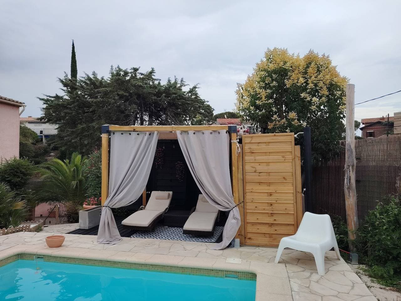 Foto 8 von 39: Appartement 'Ptit Coin De Paradis Plage Peguiere' mit privatem Pool, WLAN und Klimaanlage