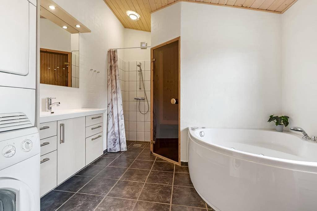 Foto 4 von 22: Skandinavisch eingerichtetes Ferienhaus mit Wellnessbad – 2 Hunde erlaubt