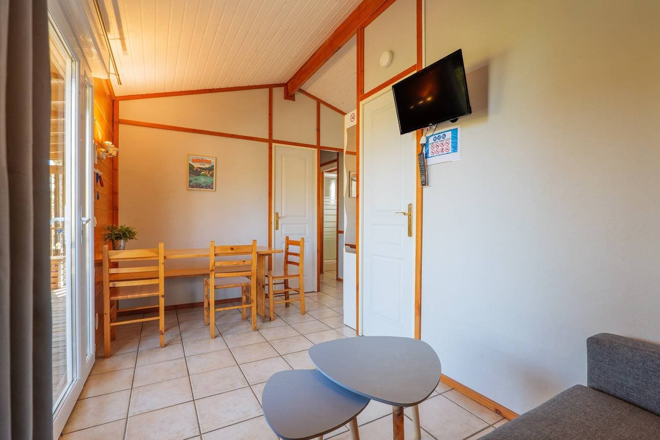 Foto 3 von 25: „Les Gîtes de Chauzon 3“ mit Gemeinschaftspool und Klimaanlage