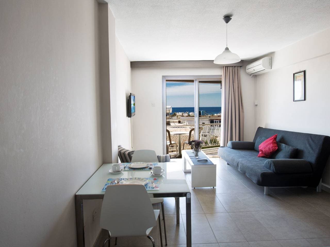 Foto 3 von 10: Zwei-Zimmer-Wohnung mit Balkon