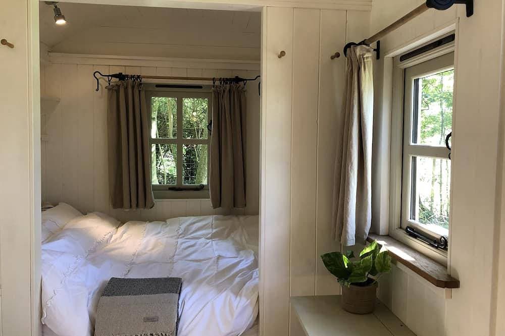 Foto 2 von 30: The Hide With Private Wood Fired Hot Tub. A truly romantic getaway on a Vineyard