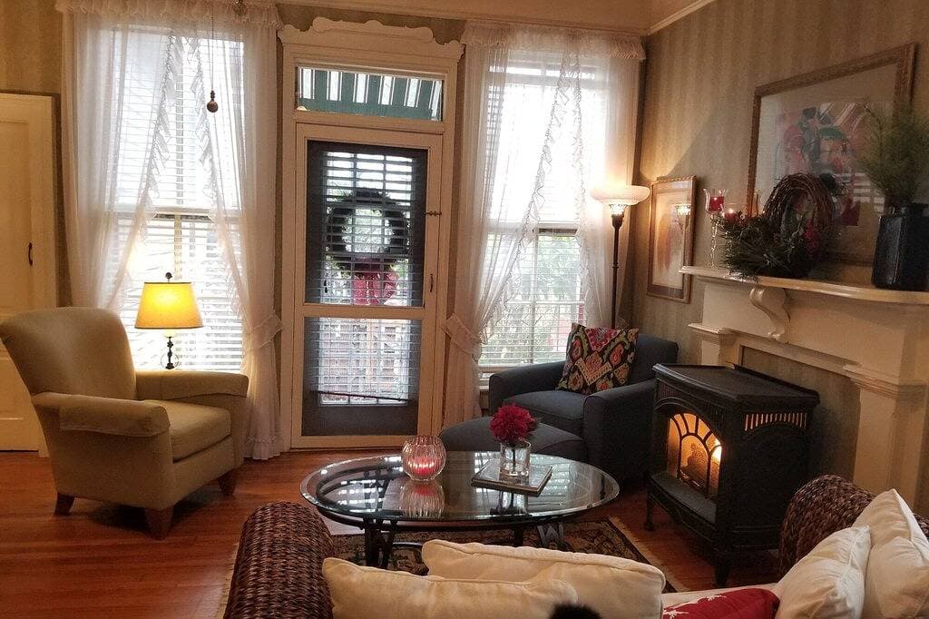 Foto 10 von 18: Private Garden, Jacuzzi Tub, Fireplace, In-Cottage Breakfast & Walking Distance to SoMa Are Just the Beginning!