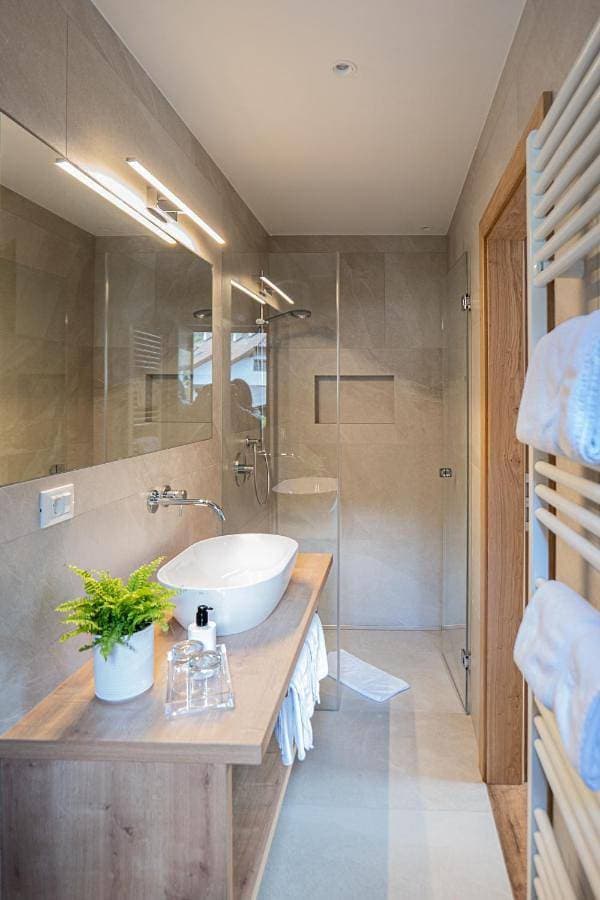 Foto 5 von 13: Double Room with Balcony