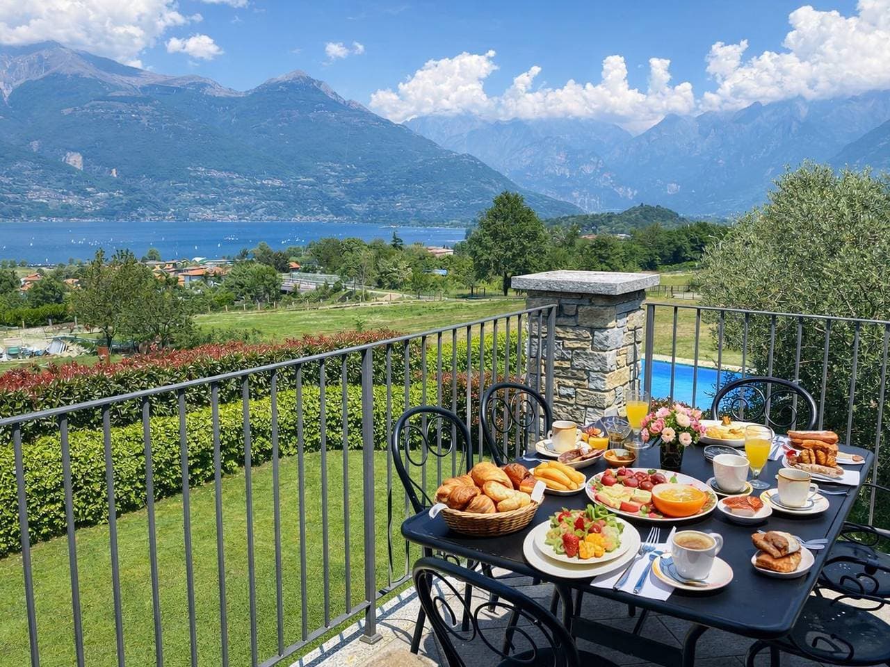 Foto 2 von 35: Beata Rose Ferienwohnung mit Pool am Comer See