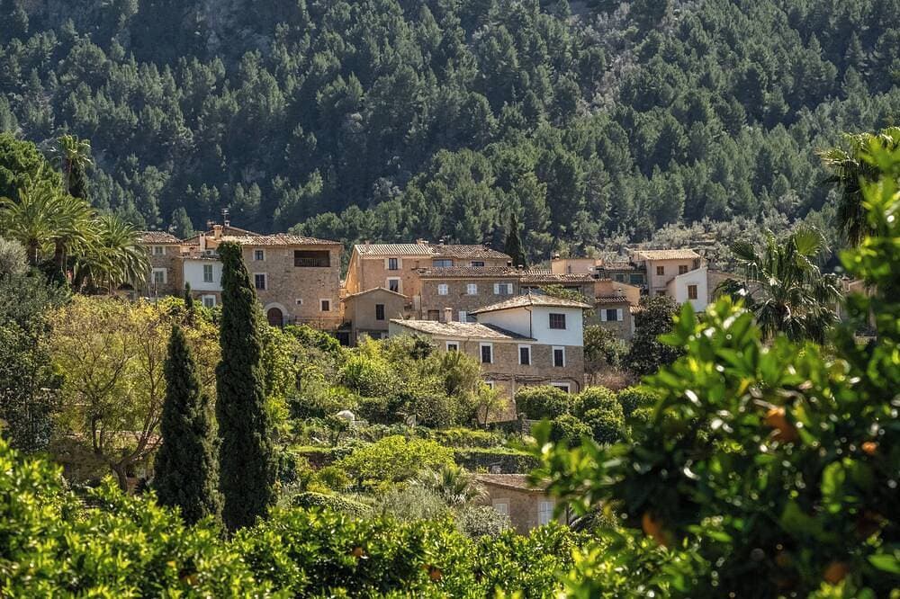 Foto 9 von 25: Traditionelles mallorquinisches Haus mit atemberaubendem Blick auf die Berge.